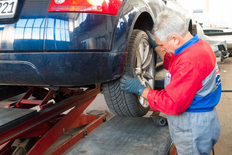 boutique-AUPS-min_auto_repair_repair_lift_auto_mechanic_work_clothes_master_professional_man_of_the_fold-685629