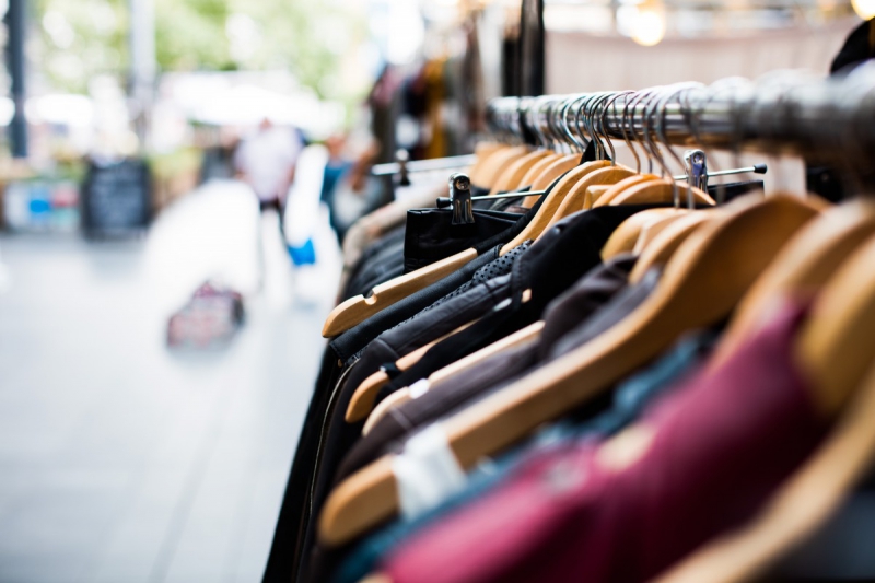 boutique-AUPS-min_blur_close_up_focus_hanger_jacket_market_people_rack-1176303