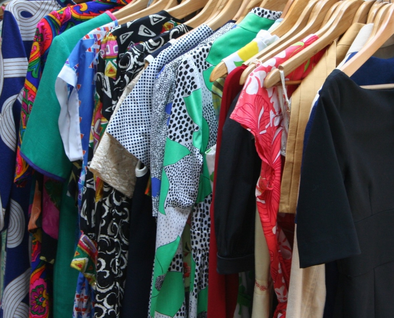 boutique-AUPS-min_dresses_apparel_clothing_clothes_clothes_hangers_wooden_hangers_retail_shop_closet-1149845