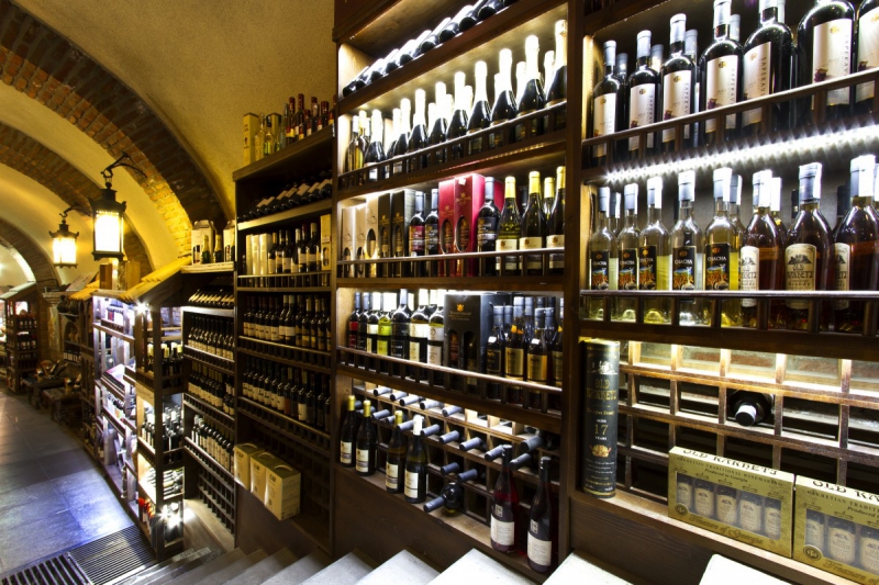 boutique-AUPS-min_world_street_travel_shop_canon_georgia_wine_bottles-429767